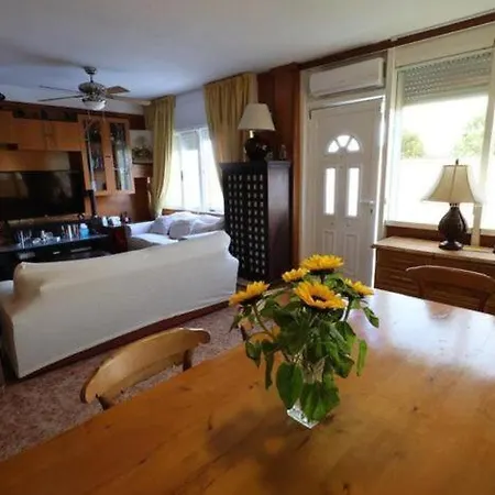 Admire Pleasant Views And A Great Location ! *
